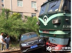 福建泉州汽车与火车相撞 画面太惊险了!