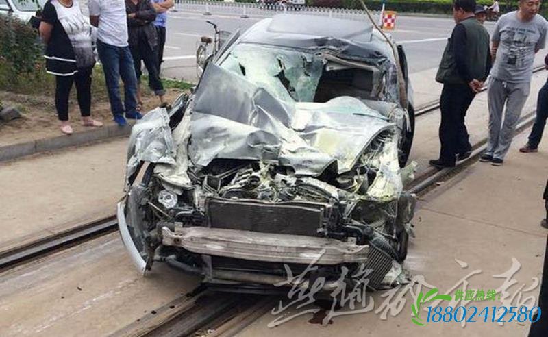 深夜一声巨响 奥迪与火车相撞致一死三伤(高清