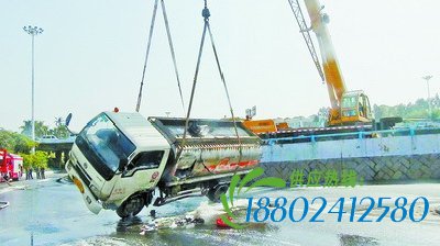 油罐车侧翻 柴油淌一地