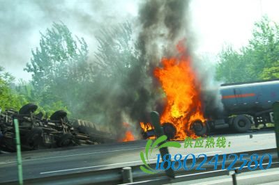 仨车追尾