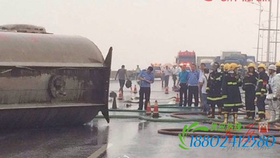 一辆30吨油罐车与两车碰撞致其侧翻 1人头部受伤