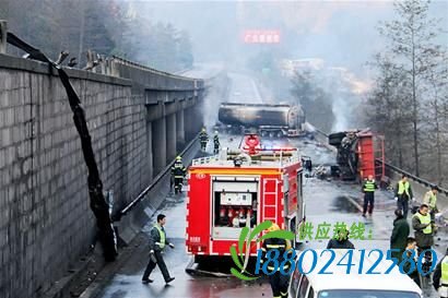 拖挂车翻下高速路