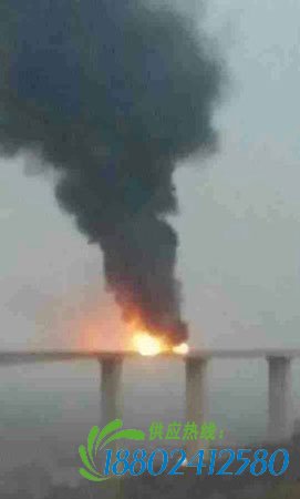 陕西:油罐车高速侧翻爆炸燃烧近两个小时伤亡暂不明