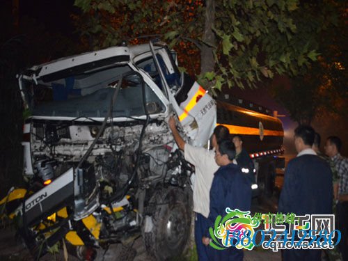 昨天晚上，重庆沙坪坝大学城一辆罐车撞上路旁土堆，车辆变形司机被困，<a