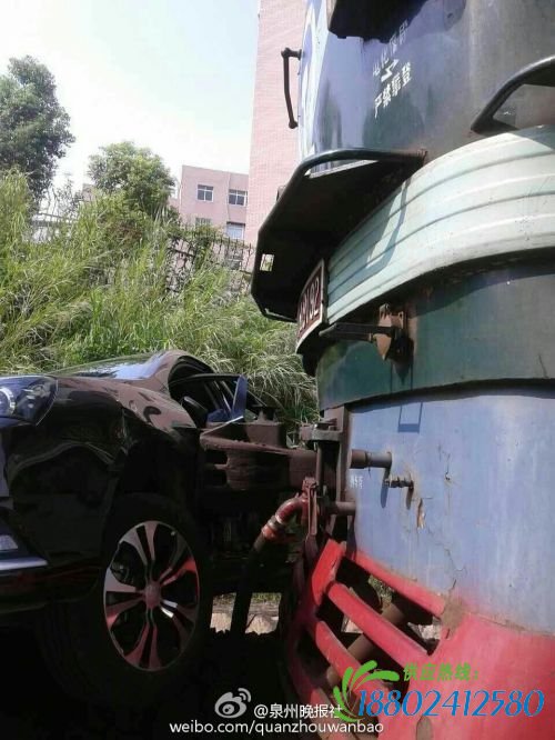 火车与汽车相撞