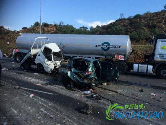 当地时间今晨7时许，南非约翰内斯堡一辆载有汽油的油罐车在行驶中失控，与至少22辆汽车相撞。图为现场网友拍摄照片。（图片来自社交网站）