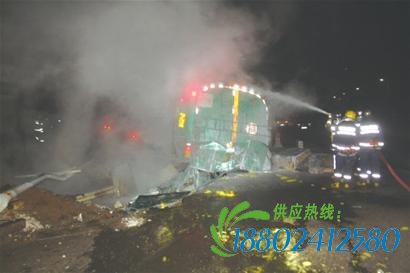 “公岛路与斋堂岛街路口一辆油罐车侧翻,情况非常紧急,请速来救援……”近日,开发区公安消防大队特勤三中队在接到报警后,迅速出动两部泡沫水罐车赶赴现场。