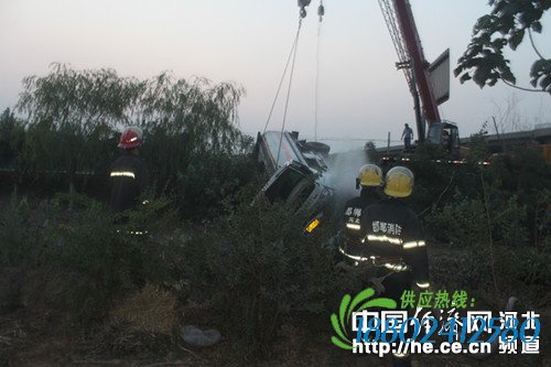 油罐车爆胎漏油躺路边 邯郸消防迅速赶至成功排险