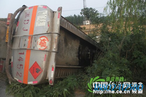 油罐车爆胎漏油躺路边 邯郸消防迅速赶至成功排险