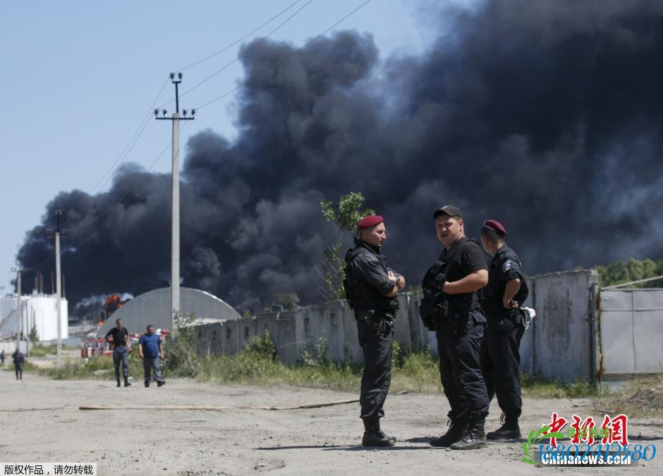 乌克兰起火油库仍有5个油罐大火未被扑灭