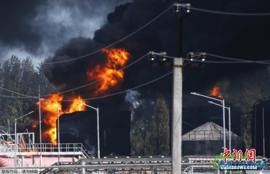 乌克兰起火油库仍有5个油罐大火未被扑灭