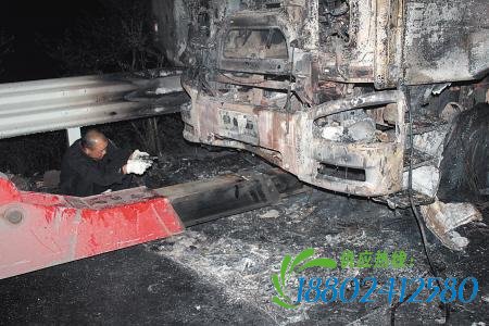 高速路上油罐车突然起火 交警消防及时扑灭(图)