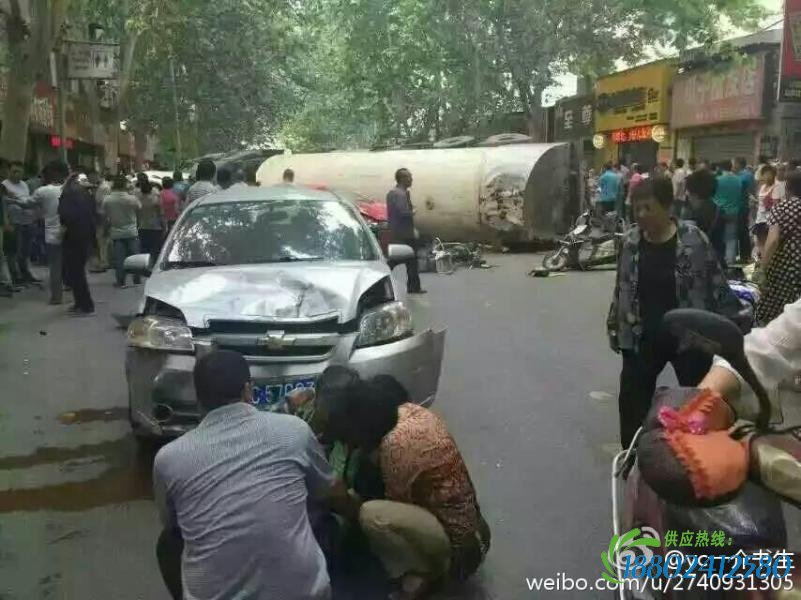 河南偃师一油罐车冲入闹市区 致多人受伤