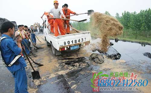 油罐车爆胎撞上隔离带5吨焦化油洒漏济青高速