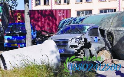 黄岛一油罐车车体断裂致侧翻压扁两车(图)