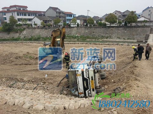 富阳：油罐车侧翻发生漏油 围观群众竟然点火吸