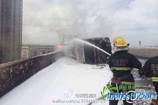 陕西西铜高速油罐车侧翻着火火势凶猛浓烟滚滚