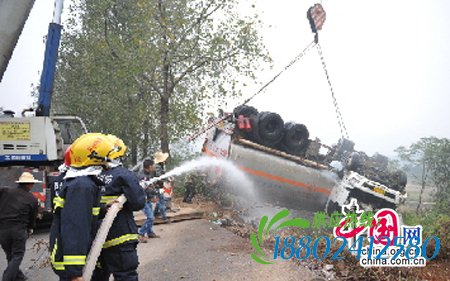 20吨汽油槽车侧翻泄漏 郴州消防11小时排除险情
