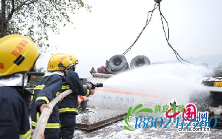 20吨汽油槽车侧翻泄漏 郴州消防11小时排除险情