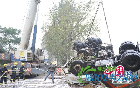 20吨汽油槽车侧翻泄漏 郴州消防11小时排除险情