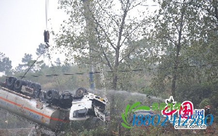 20吨汽油槽车侧翻泄漏 郴州消防11小时排除险情