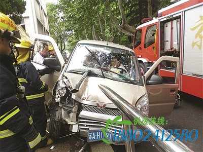 南京高校内面包车撞护栏 副驾遭钢管穿胸被钉在