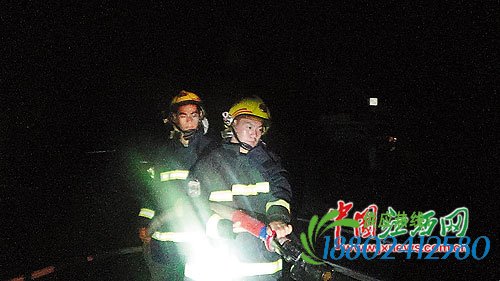 油罐车与越野车相撞汽油大面积泄漏南昌消防官