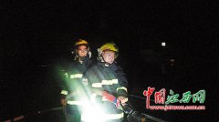 油罐车与越野车相撞汽油大面积泄漏南昌消防官