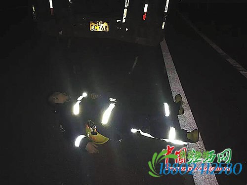 油罐车与越野车相撞汽油大面积泄漏南昌消防官