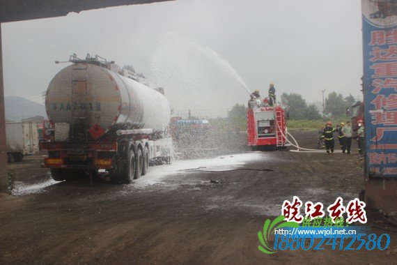 马鞍山：油罐车在加油站附近突发火情