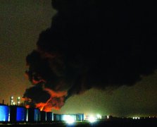 沧州一油罐车爆炸引燃6辆油罐车