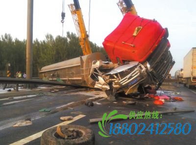 昨天下午1点多，在房山区六环主路距良常路出口500米处，一辆油罐车与一辆面包车发生交通事故。油罐车侧翻压住面包车，两车共3人受伤，油罐车内2人轻伤，1人在事故中被甩出车外，面包车司机目前仍未脱险。油罐车为山东牌照，面包车为北京牌照。现场交警推测，两车应在同一方向行驶，油罐车发生侧翻后将面包车压在车下，目前具体情况仍在调查。