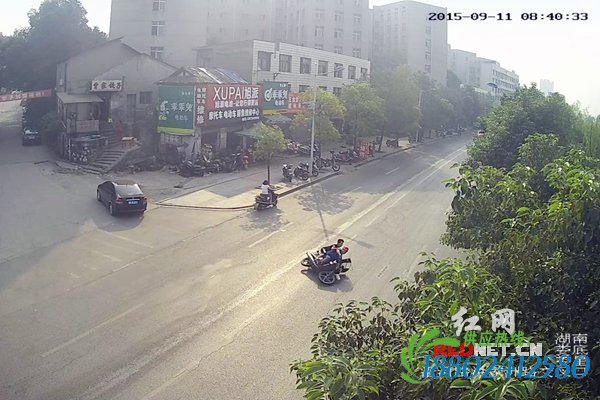 二手油罐车6公里漏600斤油7辆摩托车打滑摔倒多人受伤