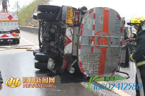 油罐车侧翻在金江大桥 攀西高速三大队紧急施救