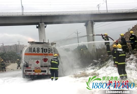 消防官兵正在全力扑灭油罐车大火。朱凯摄 四川一油罐车装15吨油起火 旁边面包车被烧光