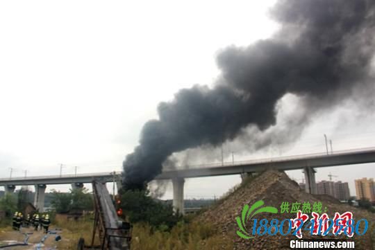 四川一油罐车装15吨油起火 旁边面包车被烧光