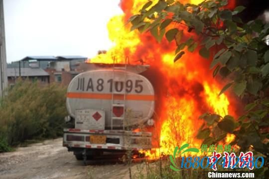 四川一油罐车装15吨油起火 旁边面包车被烧光
