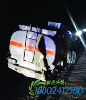 套牌油罐车右后车轮脱落斜停路中车主弃油而逃
