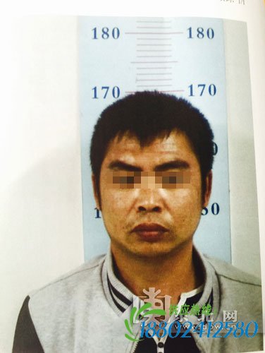 莽撞摩托手逼停两列火车 道口护栏撞碎了还要往前走
