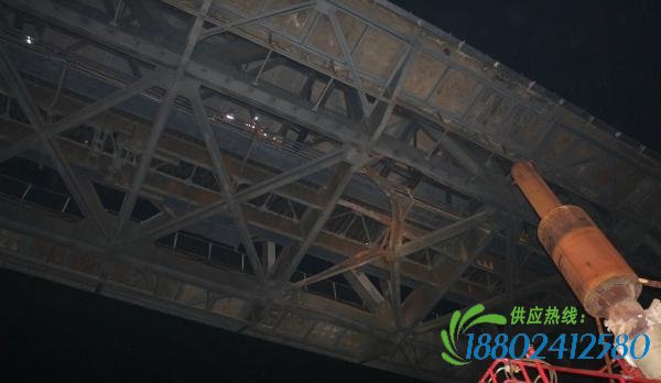 西江大桥被撞伤 船只撞击大桥数十趟列车受到影响