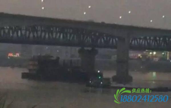 西江大桥被撞伤 船只撞击大桥数十趟列车受到影响