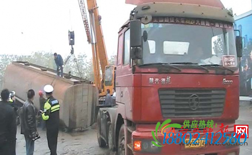油罐车车体脱落废水哗哗泄漏 被疑是危化品