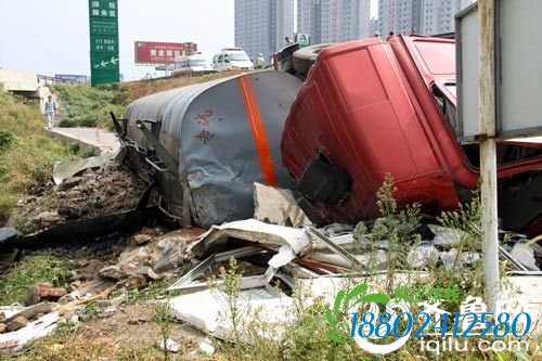 被撞击损坏的车厢