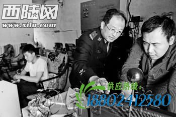 刚护住老人　油罐车爆炸了