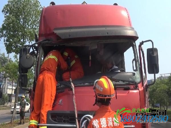 常德市城区一满载油罐车追尾货车 油罐车副驾驶