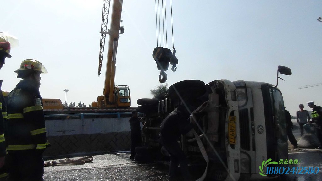 厦门一油罐车立交桥上侧翻 柴油“浸湿”路面