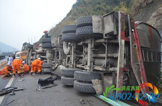 油罐车高速路上侧翻 造成一人死亡 柴油泄露