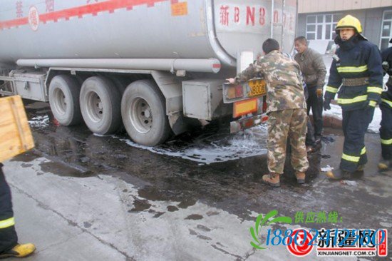 乌市一油罐车流出百米“汽油河”险情一触即发