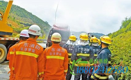 广东广西消防官兵及时处置侧翻油罐车