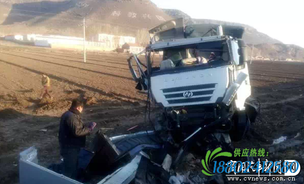 ...与正在通过道口的k1189次列车的机车相撞.列车无人员伤亡,卡...